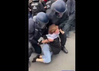 Brutalno: Pogledajte kako se policija u Nemačkoj obračunava sa ženama koje mirno protestuju brutalno:-pogledajte-kako-se-policija-u-nemackoj-obracunava-sa-zenama-koje-mirno-protestuju