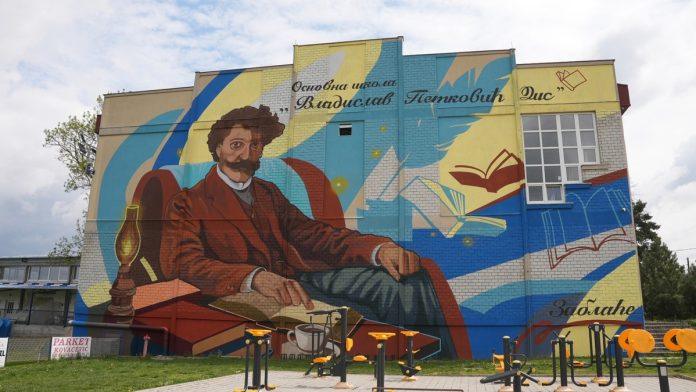 pesnik-koji-cuva-selo-dis-se-smesi-sa-skoro-400-kvadrata-i-krasi-skolu-u-zablacu:-mestani-ponosni-(foto,-video)