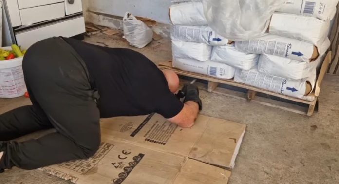 horor-pod-krovom-kuce-kod-prokuplja!-zmijolovac-stankovic-zatekao-haos,-i-njega-iznenadio-prizor,-a-u-rukama-uhvatio-nesto-gore-od-zmija!-(video)