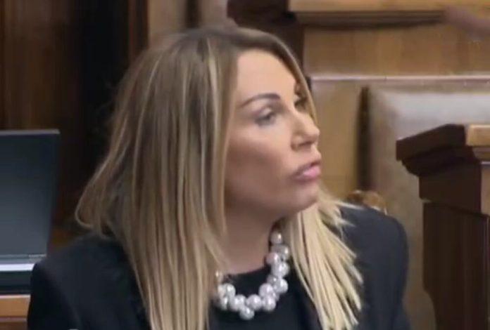 skandal-blokaderske-opozicije-u-skupstini-srbije!-aleksiceva-poslanica-brutalno-psuje-u-mikrofon-za-vreme-sednice-(video)