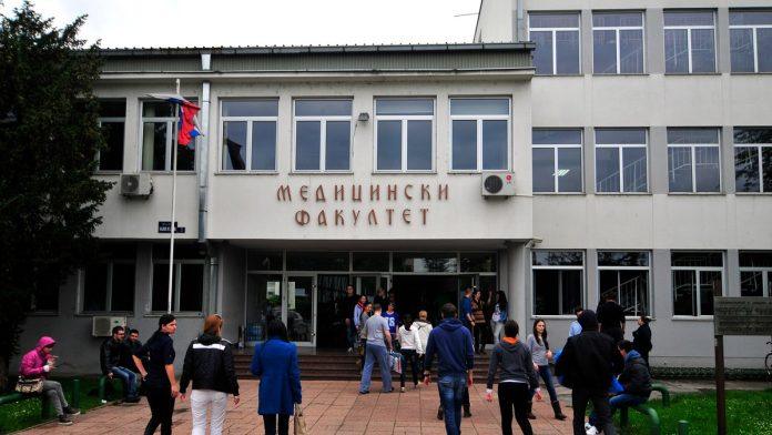 deo-studenata-medicinskog-fakulteta-u-beogradu-objavio-da-je-otpoceta-blokada-dekanata,-traze-nove-izbore-za-studentski-parlament,-blokiran-bulevar-oslobodenja