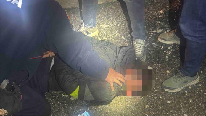 (foto)-prva-slika-uhapsenog-zbog-trostrukog-ubistva-u-podgorici-medu-zrtvama-i-drzavljanin-srbije:-policija-mu-iz-dzepova-izvukla-dve-stvari