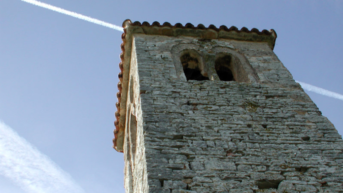 srusili-crkvu-kako-bi-iskoristili-kamen-za-gradnju-stale:-preziveo-samo-zvonik-koji-i-sad-stoji-sam-u-sred-sume!