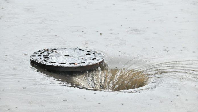 kisa-izazvala-poplave-u-dubrovniku-ulice-pod-vodom,-automobili-se-probijaju-kroz-bujicu