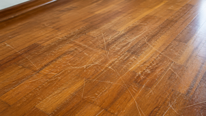 tehnika-od-3-minuta-za-obnovu-izgrebanog-parketa:-potrebne-su-vam-samo-dve-stvari-iz-kupatila