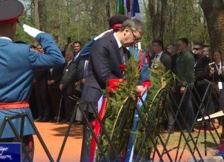 Na čelu delegacije predsednik Srbije: Položeni venci na grobno polje “Topole” u Donjoj Gradini na-celu-delegacije-predsednik-srbije:-polozeni-venci-na-grobno-polje-“topole”-u-donjoj-gradini