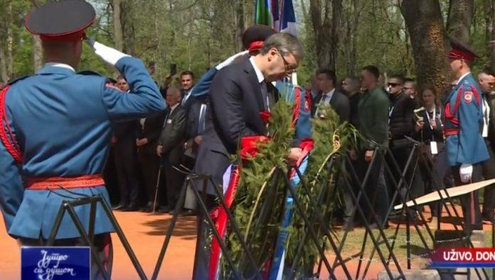 na-celu-delegacije-predsednik-srbije:-polozeni-venci-na-grobno-polje-“topole”-u-donjoj-gradini