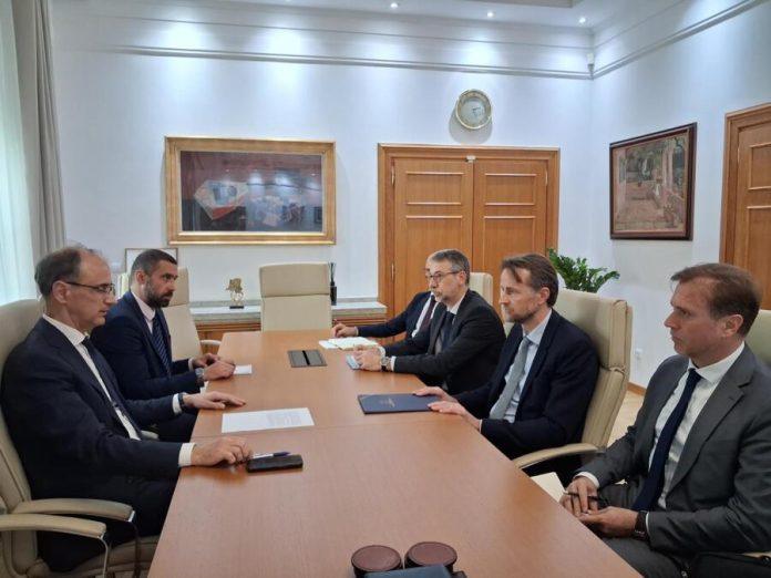 hitan-sastanak-vlade-srbije-i-eu:-premijer-macut-sa-bekeratom-o-akademskoj-zajednici,-reformama-i-smirivanju-tenzija!