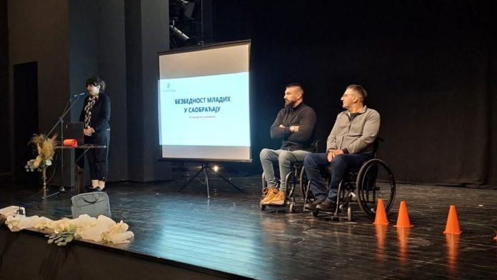 na-maturu-bez-automobila:-jedna-greska-moze-promeniti-zivot-–-maturantima-u-mitrovici-pokazane-posledice-saobracajnih-nesreca