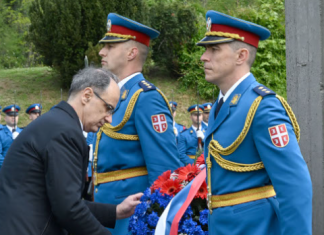 Премијер Мацут положио венац у Спомен-парку Јајинци Премијер-Мацут-положио-венац-у-Спомен-парку-Јајинци