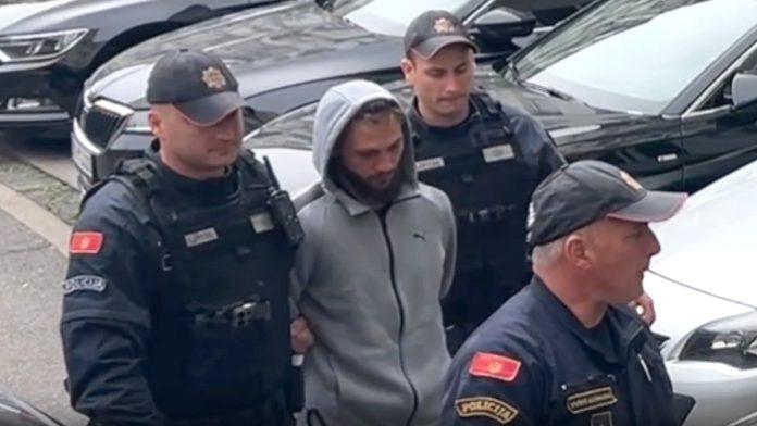 (foto)-osumnjiceni-za-trostruko-ubistvo-u-podgorici-sproveden-u-tuzilastvo-muric-(25)-sa-lisicama-na-rukama-i-kapuljacom-na-glavi:-prijavila-ga-majka