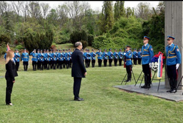 “simbol-bola-i-obaveza-na-trajno-secanje”:-macut-polozio-venac-u-spomen-parku-jajinci