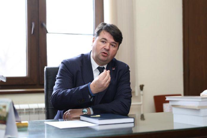 “nece-se-desiti-nista-od-onoga-sto-blokaderi-prizeljkuju-da-uradi-eu”-vladan-petrov-za-kurir:-drzava-ce-uraditi-sve-sto-treba-jer-je-to-u-interesu-nasih-gradana