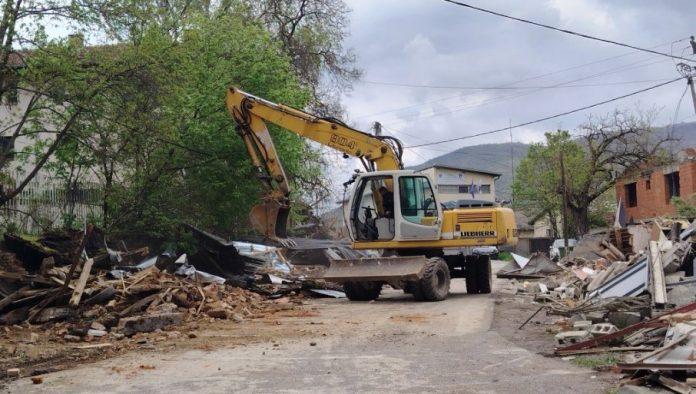 novo-izivljavanje-vlasti-tzv.-kosova:-u-severnoj-mitrovici-sruseno-dvadesetako-garaza-u-vlasnistvu-srba-(foto)