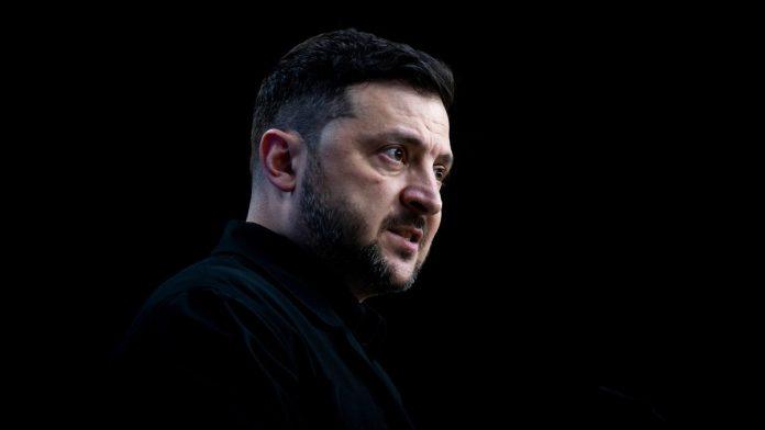 “moramo-istovremeno-da-trazimo-resenje”-zelenski:-razgovori-o-ukrajini-ne-mogu-da-cekaju-kraj-rata-u-iranu