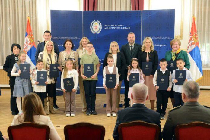 mali-heroji-srbije-nagradeni-u-domu-vojske:-urucene-nagrade-pobednicima-konkursa-“nas-vojnik,-nas-heroj”-(foto)