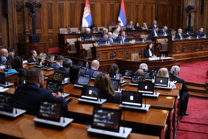 pocinje-glasanje-u-skupstini-srbije:-poslanici-odlucuju-o-40-tacaka-dnevnog-reda,-ukljucujuci-kljucne-zakone-i-medunarodne-sporazume