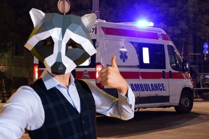 covek-obucen-u-kostim-rakuna-plasio-ljude-na-brankovom-mostu!-hitna-pomoc-je-juce-imala-pune-ruke-posla:-“morali-smo-i-sa-policijom-da-intervenisemo”