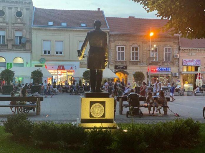 prvi-maj-u-mitrovici:-od-carske-palate-do-zasavice-–-evo-gde-svi-idu-i-zasto-se-ovde-ostaje-duze-(foto)