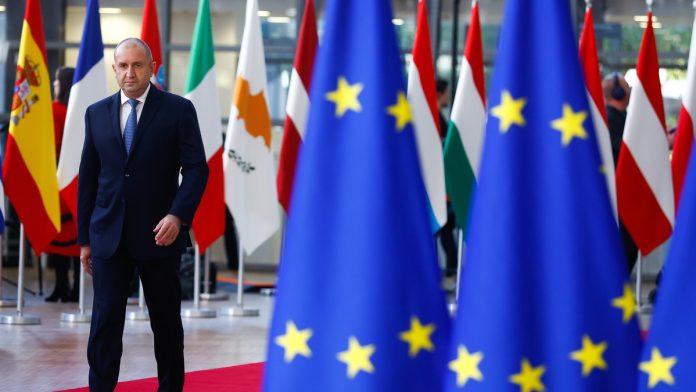 5-bugarskih-nozeva-u-ledima-za-manje-od-10-godina!-da-li-ce-radev-kao-premijer-nastaviti-da-nam-podmece-nogu-na-putu-ka-eu?