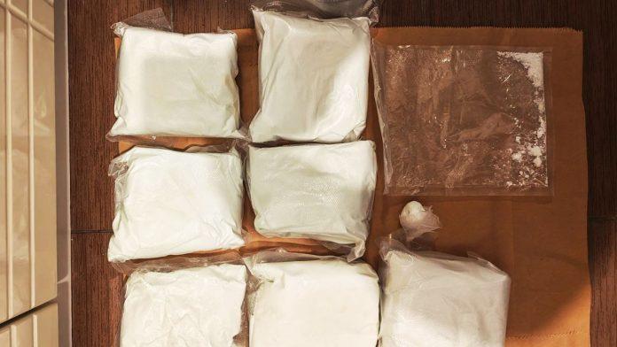 pao-diler-(46)-iz-novog-sada-policija-u-stanu-pronasla-7-kilograma-droge-i-novac