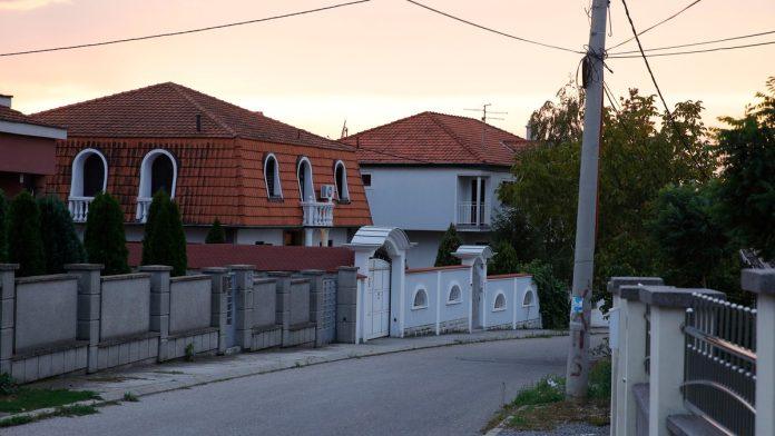 zbog-vile-od-30-miliona-upala-u-dugove-snezana-durisic-prodala-kucu-na-dedinju,-a-evo-gde-sada-zivi:-“nastao-je-haos-oko-placanja”