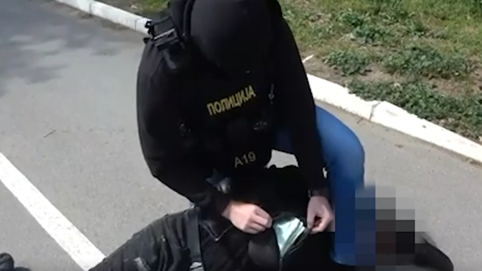 (video)-policija-ga-srusila-na-zemlju,-a-torbica-preliva-od-para!-ovako-je-uhapsen-lazni-hirurg-koji-je-varao-po-beogradu:-obecavao-hitne-operacije-i-otimao-novac
