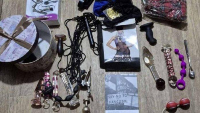 profesor-blokader-zaustavljen-na-granici-sa-koferom-punim-se*sualnih-pomagala:-vibratori,-japanske-kuglice,-sado-mazo-oprema-(foto)