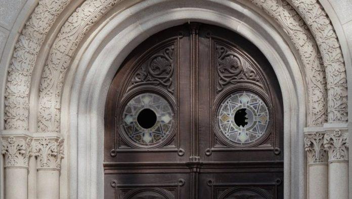 “vandalizam-dan-posle-komemoracije-zrtvama-jasenovca“:-protojerej-stavrofor-dusko-spasojevic-o-napadu-na-pravoslavnu-crkvu-u-zagrebu