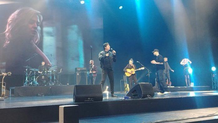 cetiri-decenije-muzickog-putovanja:-boris-novkovic-odrzao-veliki-koncert-povodom-jubileja-(foto)