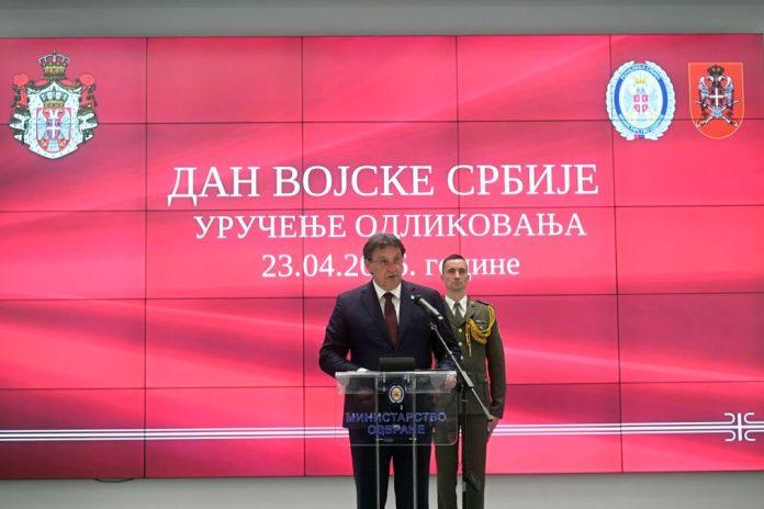 ministar-gasic-urucio-odlikovanja-pripadnicima-ministarstva-odbrane-i-vs:-zahvalnost-otadzbine-i-sistema-odbrane-za-iskazanu-hrabrost-kada-je-bilo-tesko