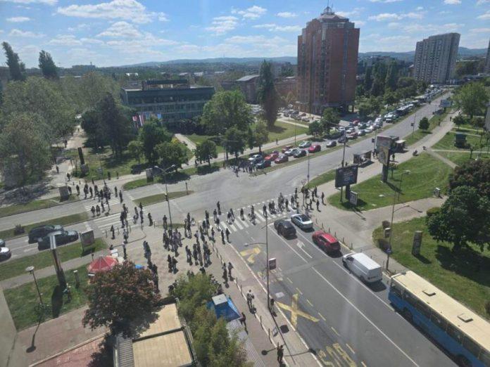 sacica-blokadera-se-ponovo-izivljava-nad-novosadanima!-blokirali-grad,-gradanima-onemogucili-slobodno-kretanje-(video)