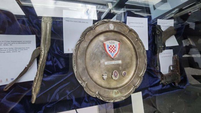 kasika-izlizana-od-gladi,-ustaska-kapa-i-uniforma:-izlozba-“jasenovac-kao-trajna-opomena”-otvorena-u-biblioteci-grada-beograda-(foto)