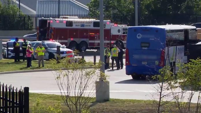 (foto,video)-uzas-kod-pentagona-sudarila-se-dva-autobusa,-povredene-najmanje-23-osobe,-medu-njima-i-zaposleni-u-ministarstvu-odbrane