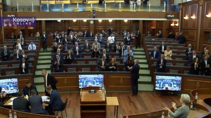 (video)-skandal-posle-presude-srbima-u-slucaju-banjska-predsednica-parlamenta-i-albanski-poslanici-aplaudirali,-clanovi-srpske-liste-napustili-salu