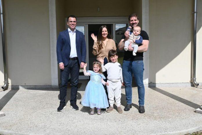 ivan-i-vania-sa-svojih-troje-dece-rekli-“zbogom”-portugalu-i-resili-da-svoj-zivot-nastave-u-srbiji-(foto)