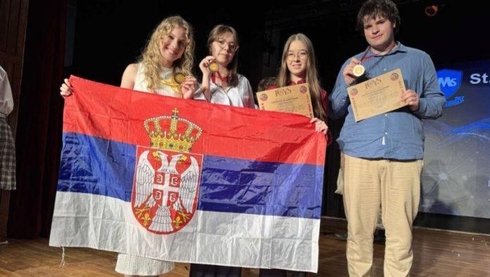 zablistali-znanjem-u-nju-delhiju:-na-konfereniciji-mladih-naucnika-nasi-srednjoskolci-osvojili-tri-medalje-i-cetiri-nagrade