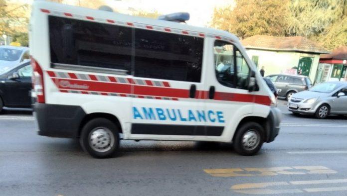 teska-saobracajna-nezgoda-u-nisu:-automobil-udario-u-banderu