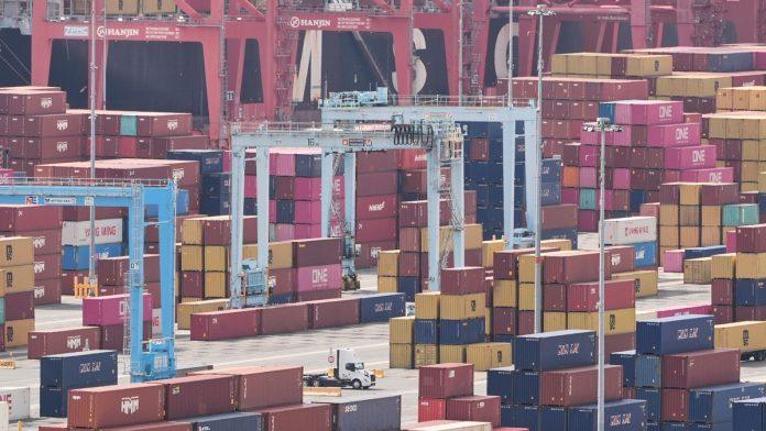 haos-na-svetskim-morima:-43-broda-zarobljena-zbog-sukoba-sa-iranom,-roba-kasni,-gubici-vec-u-milionima