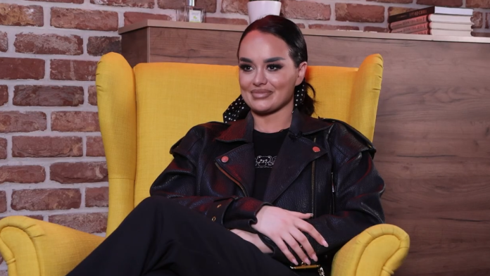 na-ruci-sat-od-22.000-evra-nasa-pevacica-(26)-otkrila-koliko-zaraduje,-kupila-stan-i-kola,-a-sad-opet-planira-odmor-na-egzoticnoj-destinaciji:-“samo-to-mi-prija”-(video)