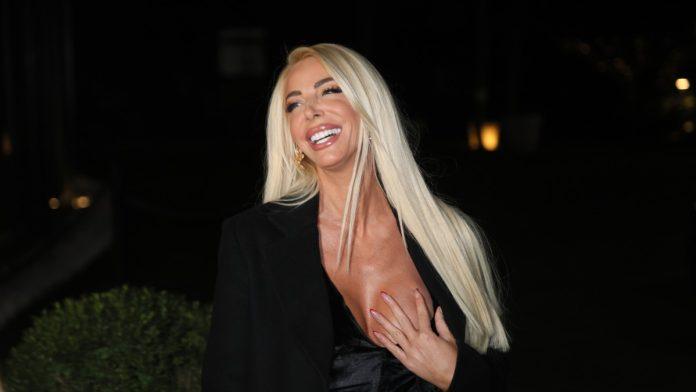 (foto)-pazarila-stan,-pa-se-sad-pohvalila-novom-besnom-masinom-voditeljka-pinka-uziva-u-luksuzu:-90.000-evra-je-cena-ovog-auta