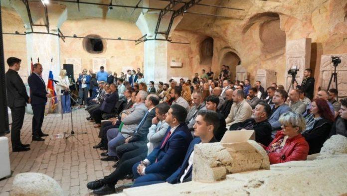 “srbija-i-rusija-imaju-nadu-da-ce-trajati-i-pobedivati”-osnovan-klub-mladih-ruskog-istorijskog-drustva-srbije-(foto)