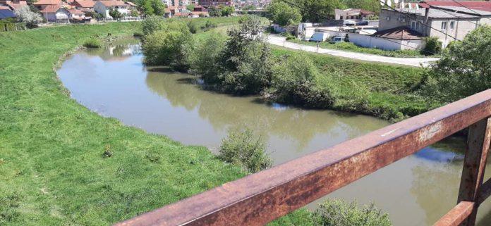 drama-u-prokuplju:-muskarac-dva-puta-pokusao-da-skoci-s-mosta,-pa-legao-na-prugu-–-ekipa-hitne-pomoci-uspela-da-mu-pruzi-pomoc