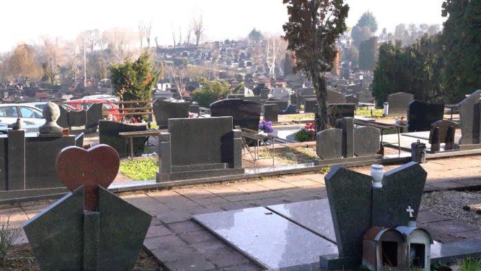 “narikace-200,-kovceg-3.000e,-satre-i-muzika”-ovo-su-najbizarniji-zahtevi-srba-na-sahranama:-u-garderobu-pokojnika-stavljaju-hiljade-evra-–-sok-i-neverica