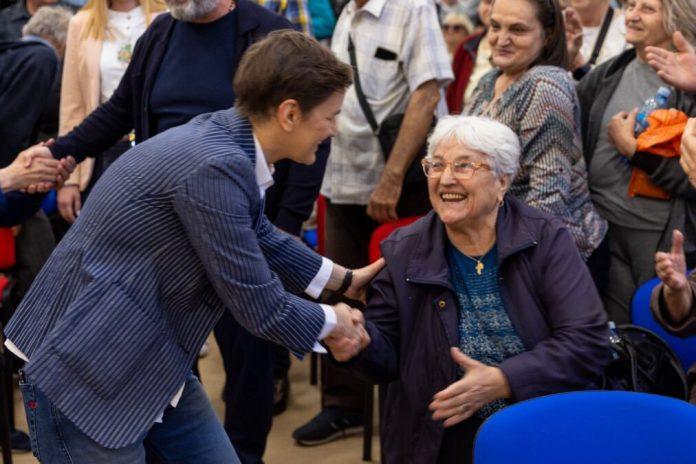 brnabic-u-glogonjskom-ritu-sa-gradanima-razgovor-o-prioritetima-i-problemima:-“to-je-nas-cilj-i-sustina-–-briga-o-narodu-jer-je-srbija-nasa-porodica!”-(foto)