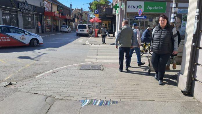 neobican-prizor-nasred-ulice-u-cacku-odusevio-sve-nepoznati-umetnik-od-rupe-napravio-mozaik