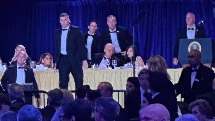 “bas-je-bilo-zabavno-vece-u-vasingtonu!”-oglasio-se-tramp-nakon-pucnjave-na-njegovoj-veceri,-objavio-i-sliku-napadaca