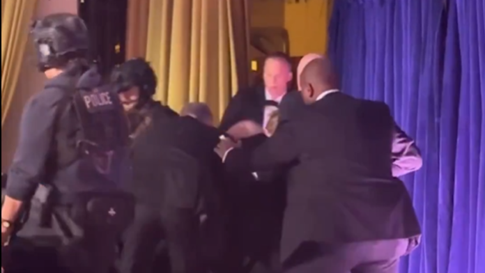 (video)-snimak-evakuacije-trampa-izbliza-ulecu-specijalci,-cuje-se:-“pomeri-se,-pomeri-se!”,-dizu-ga-sa-stolice,-on-pada!