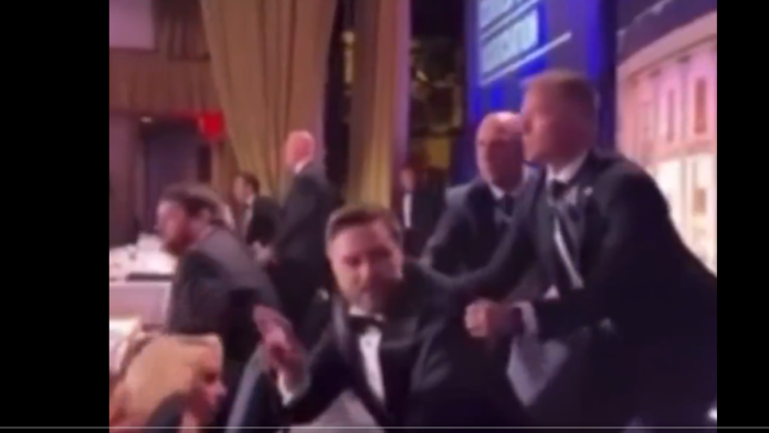 njega-izvode,-tramp-i-melanija-sede-unezvereni-evo-ko-je-prvi-evakuisan-sa-vecere-na-kojoj-je-napadac-pucao-iz-sacmarice-(video)