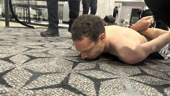 “govorio-je-tiho-i-sedeo-u-prvom-redu…”-procurili-novi-detalji-o-muskarcu-koji-je-pucao-iz-sacmarice-na-trampovoj-veceri:-“bolestan-je”